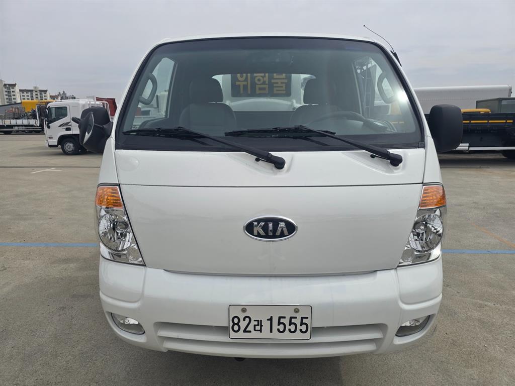 기아 봉고 1톤 탱크로리 2007년식 KIA 엠블럼 · 위험물 표지