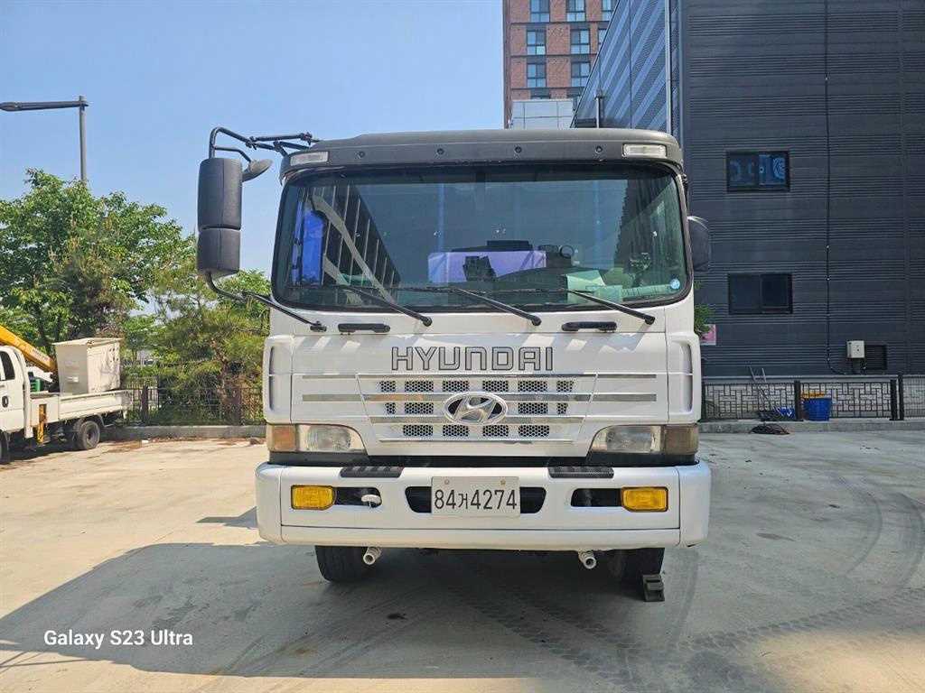 현대 16톤 살수차 2003년식 HYUNDAI 그릴과 범퍼 흠집