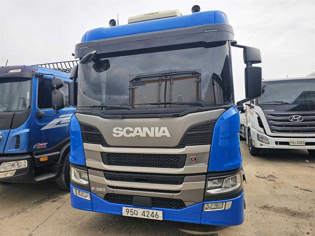스카니아 P360 16톤 카고 2023년식 정면 · SCANIA 로고와 P360 글자