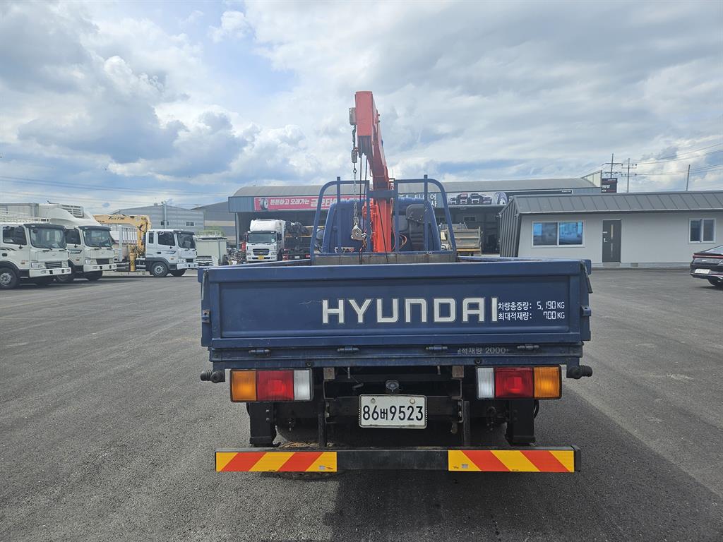 현대 마이티 2톤 카고크레인 2014년식 HYUNDAI 글자가 있는 뒷문