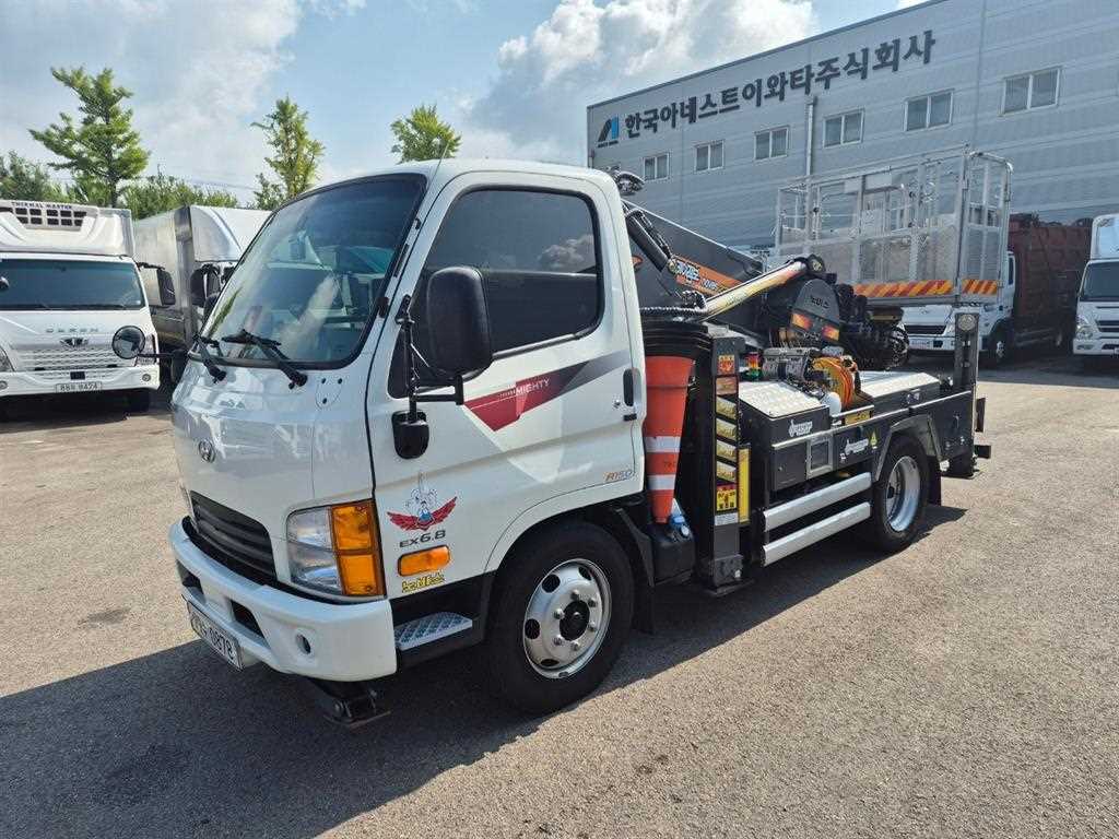 현대 마이티 2.5톤 고소작업차 2023년식 도어 로고와 콘 거치대