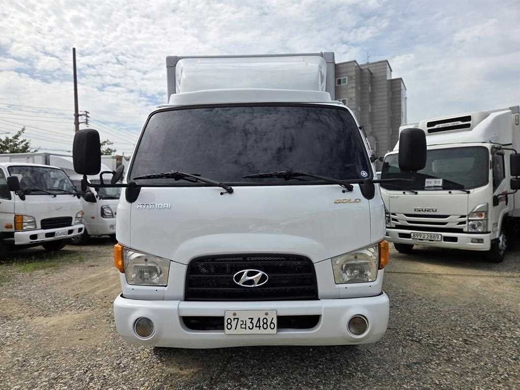 현대 마이티 2.5톤 내장탑 2011년식 정면: GOLD, HYUNDAI 레터링