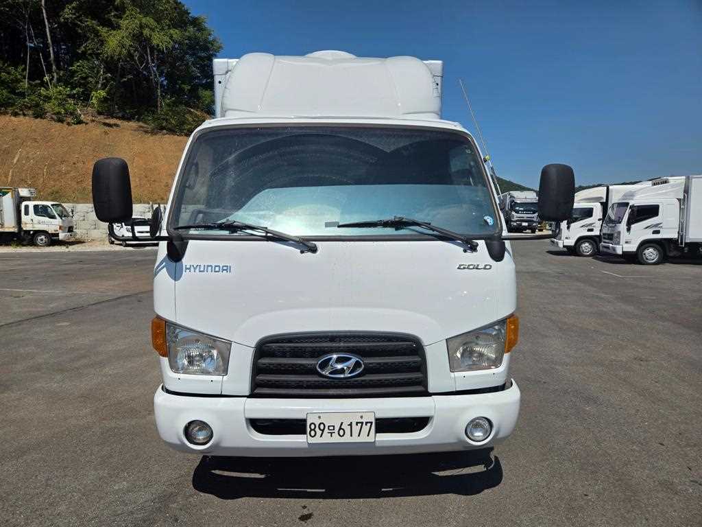 현대 마이티 2.5톤 내장탑 2012년식 앞면 표기: 엠블럼 · HYUNDAI · GOLD