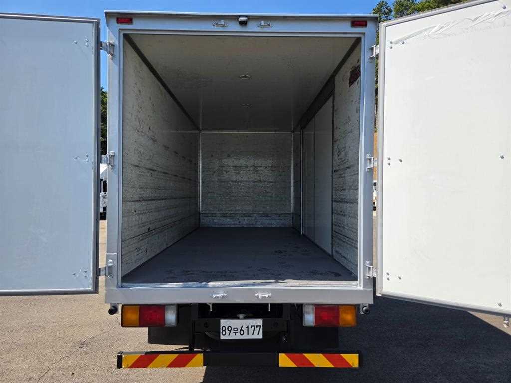 현대 마이티 2.5톤 내장탑 2012년식 탑 안 바닥 · 벽