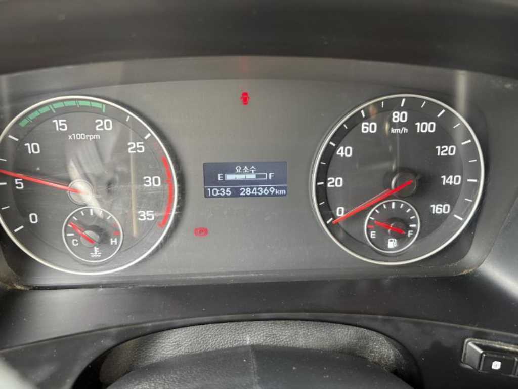 현대 마이티 2.5톤 내장탑 2018년식 계기판 284,369km, 요소수 잔량 표시