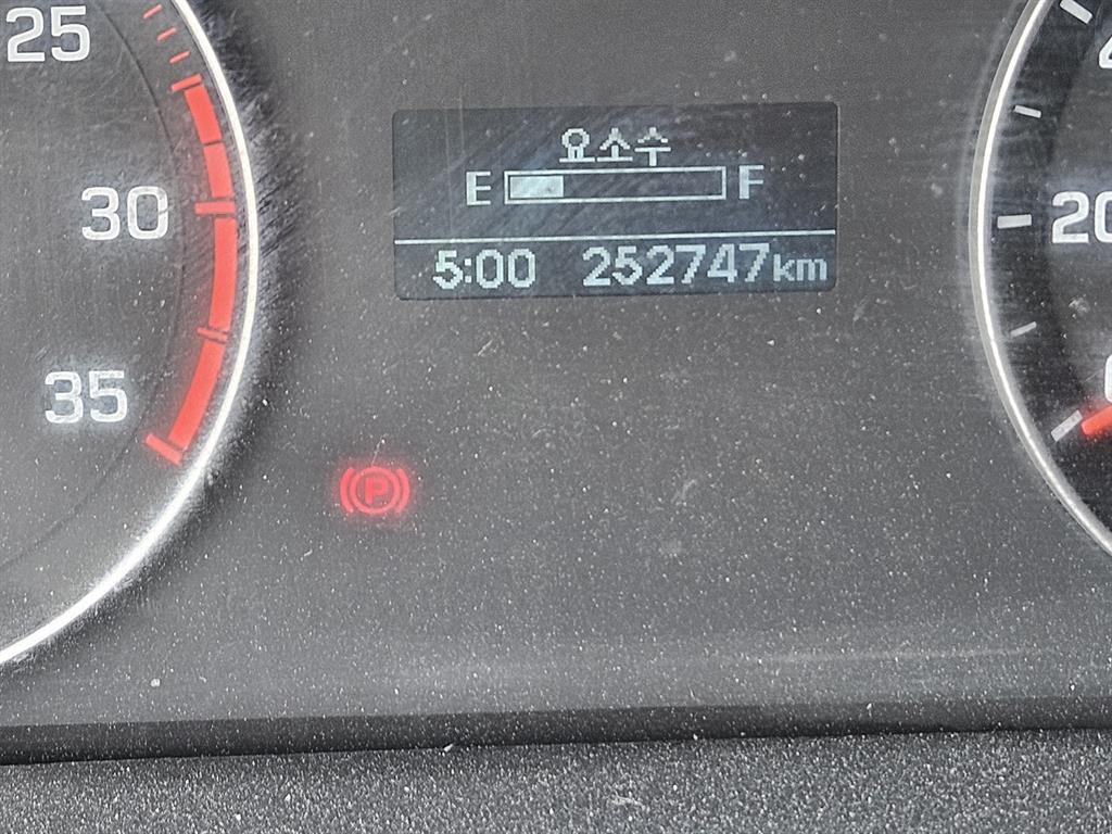 현대 마이티 2.5톤 내장탑 2018년식 ODO 252,747km · 요소수 게이지