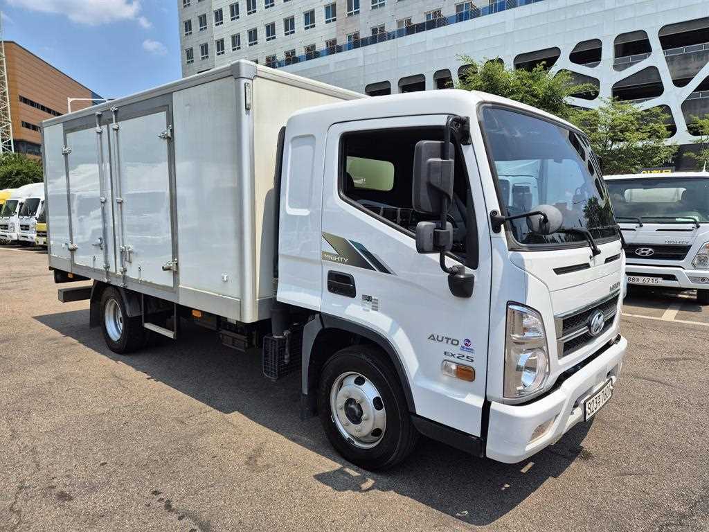 현대 올뉴마이티 2.5톤 내장탑 2024년식 조수석 쪽 앞 · AUTO 배지와 옆문