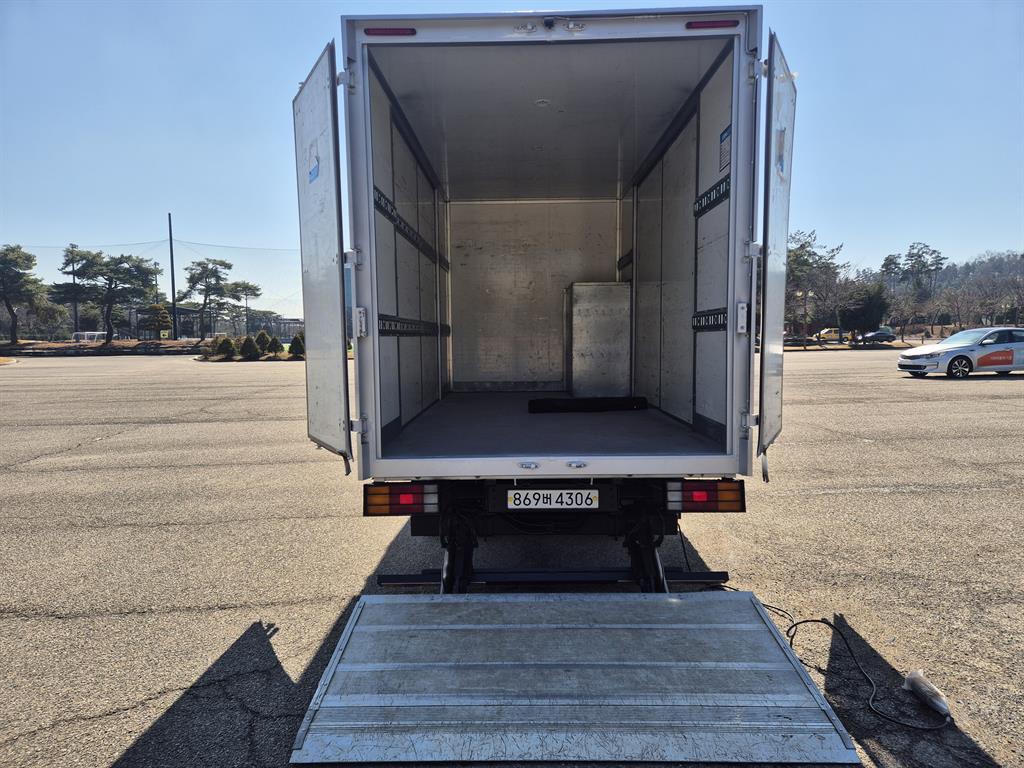 현대 마이티 2.5톤 익스탑 2022년식 파워게이트 펼친 상태