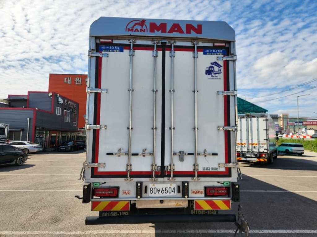 만(MAN) TGX 24톤 윙바디 2025년식 뒷문 상단 MAN 로고
