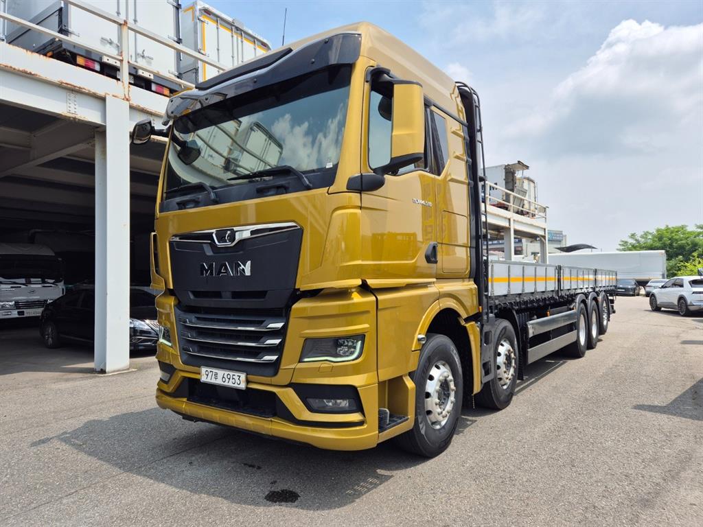 만(MAN) TGX 25톤 카고 2024년식 금색 캡 · MAN 사자 그릴