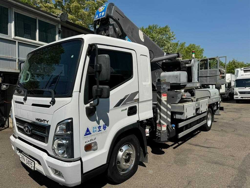 현대 마이티 3.5톤 고소작업차 2018년식 경고 표지와 선회대