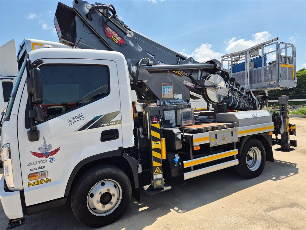 현대 올뉴마이티 3.5톤 고소작업차 2024년식 운전석 쪽 장비 배치