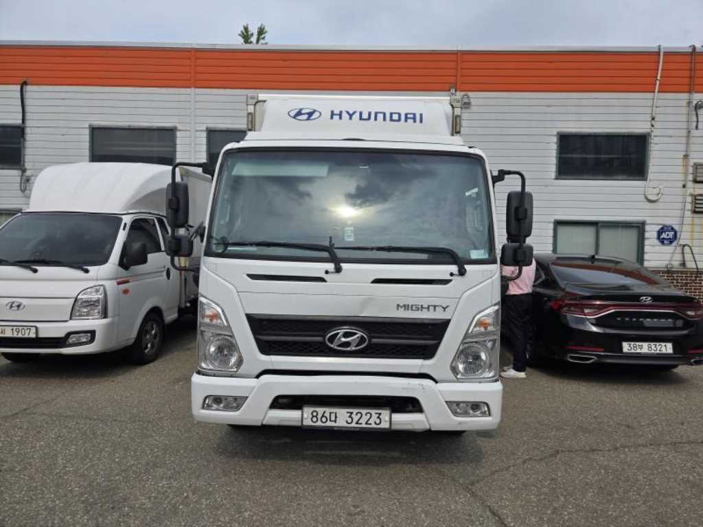 현대 마이티 3.5톤 내장탑 2020년식 정면: 엠블럼, MIGHTY, HYUNDAI