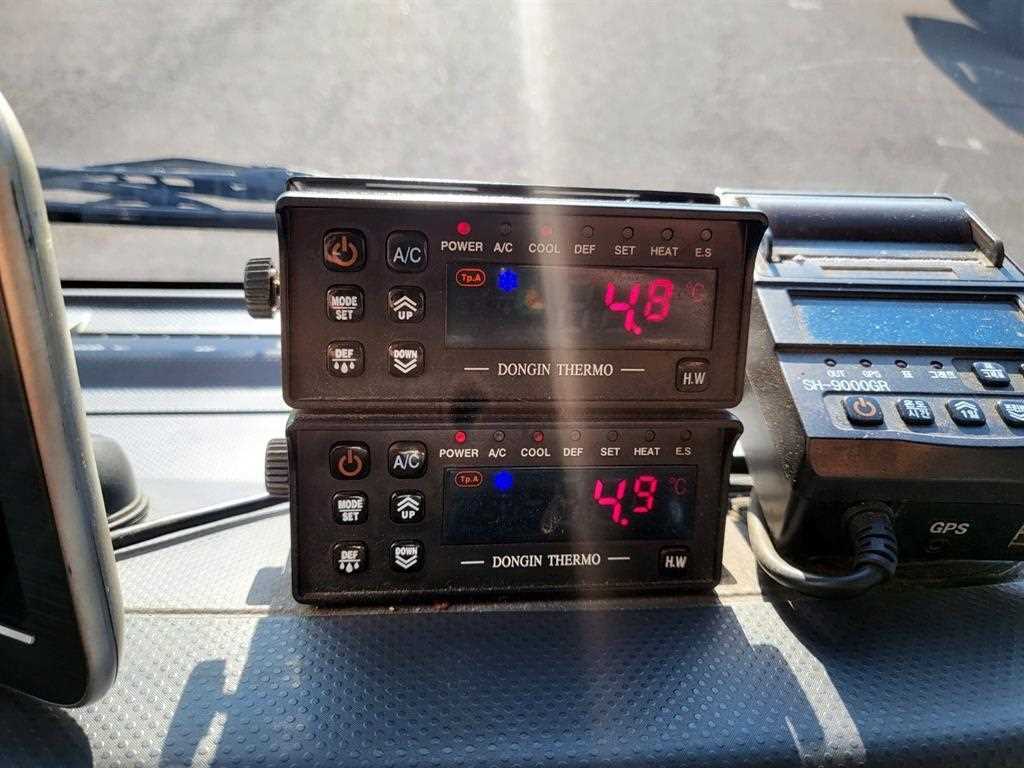이스즈 엘프 3.5톤 냉동탑 2019년식 DONGIN THERMO 컨트롤러 2개