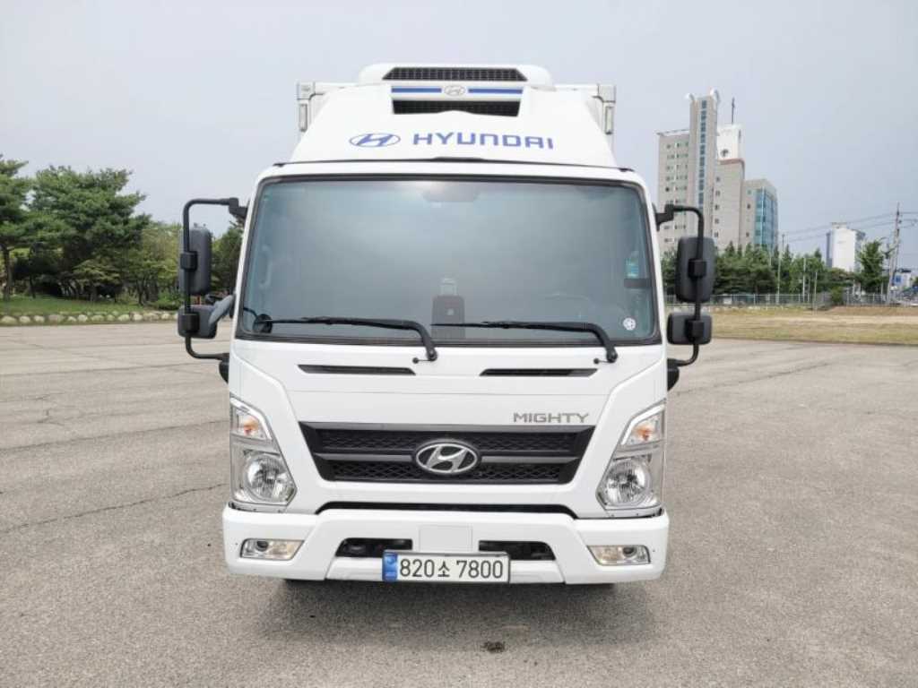 현대 마이티 3.5톤 냉동탑 2023년식 정면: MIGHTY · HYUNDAI 디플렉터