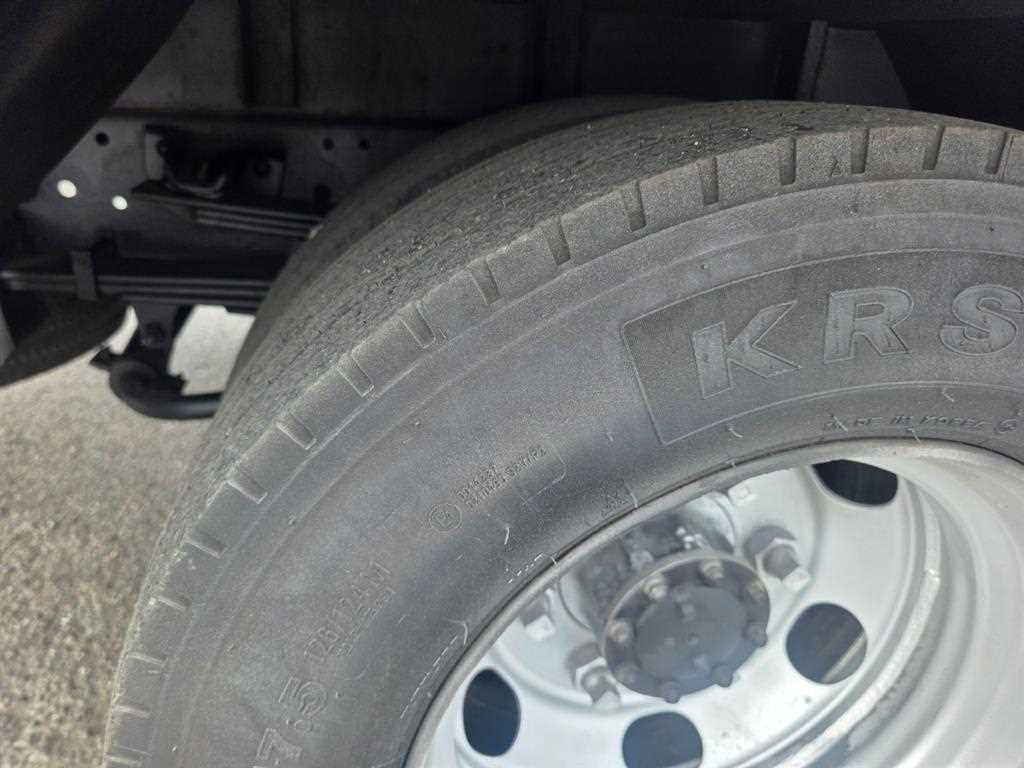 3.5톤 냉동탑 2018년식 앞 타이어: KRS