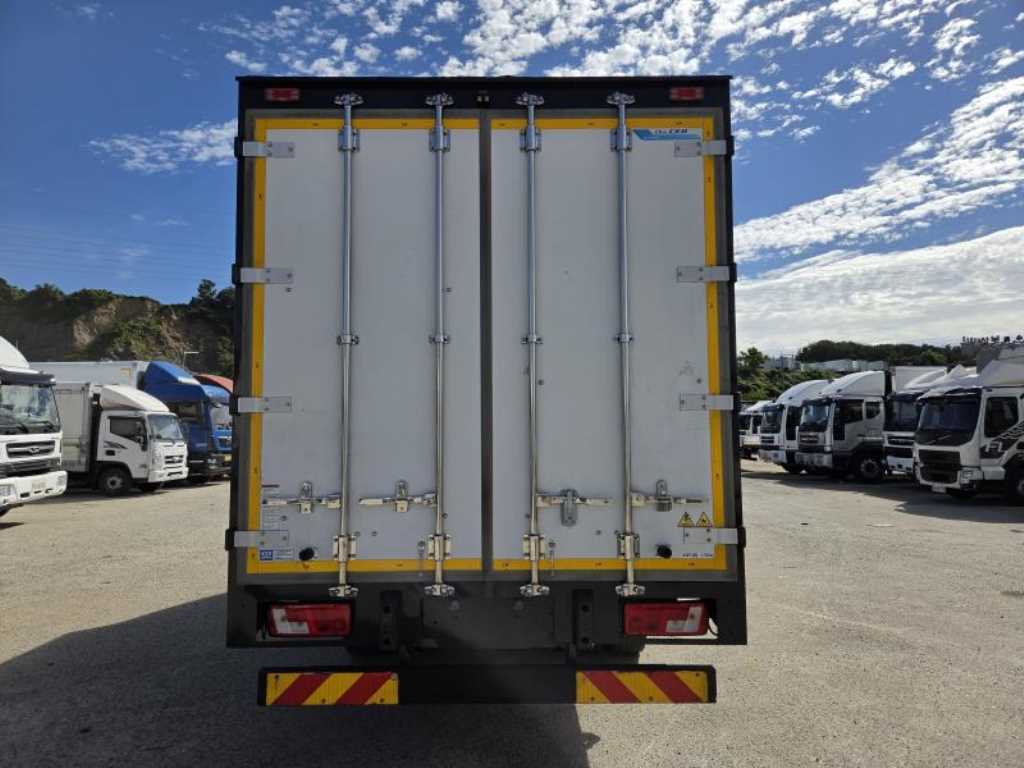 타타대우 더쎈 3.5톤 윙바디 2023년식 4짝 뒷문과 경고 띠