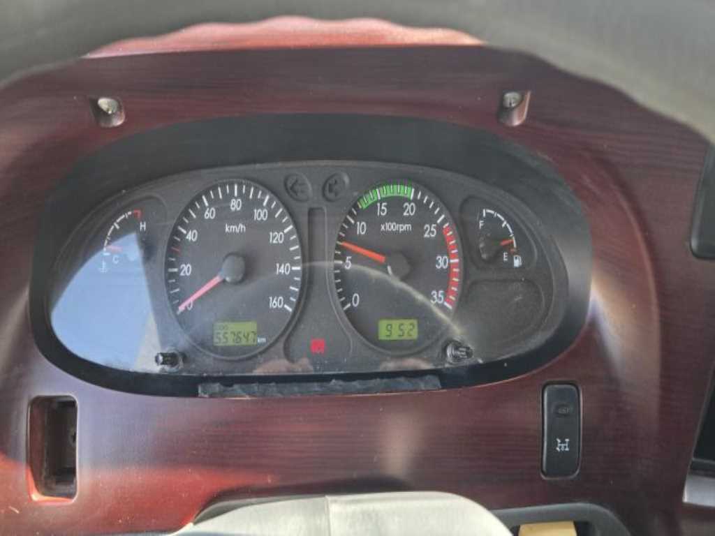 현대 마이티 3.5톤 윙바디 2014년식 557,847km 표시, 우드 무늬 테두리