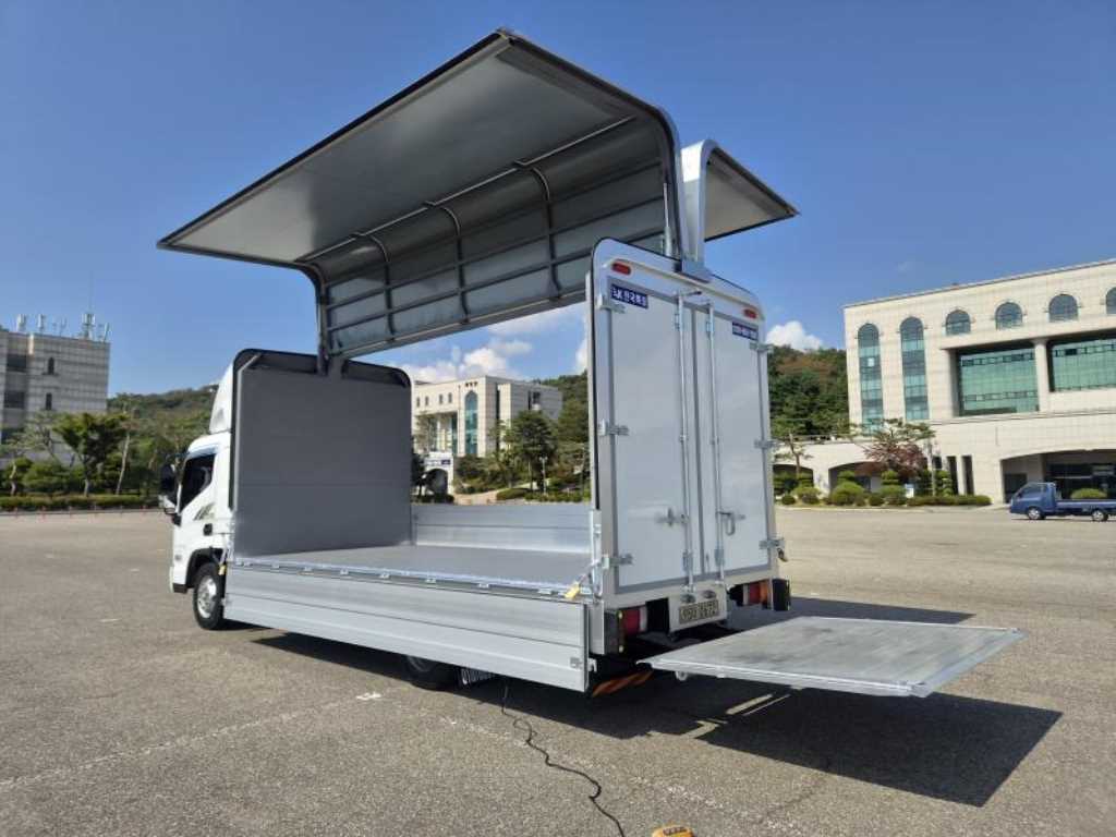 현대 마이티 3.5톤 윙바디 2021년식 윙을 올린 적재함 내부
