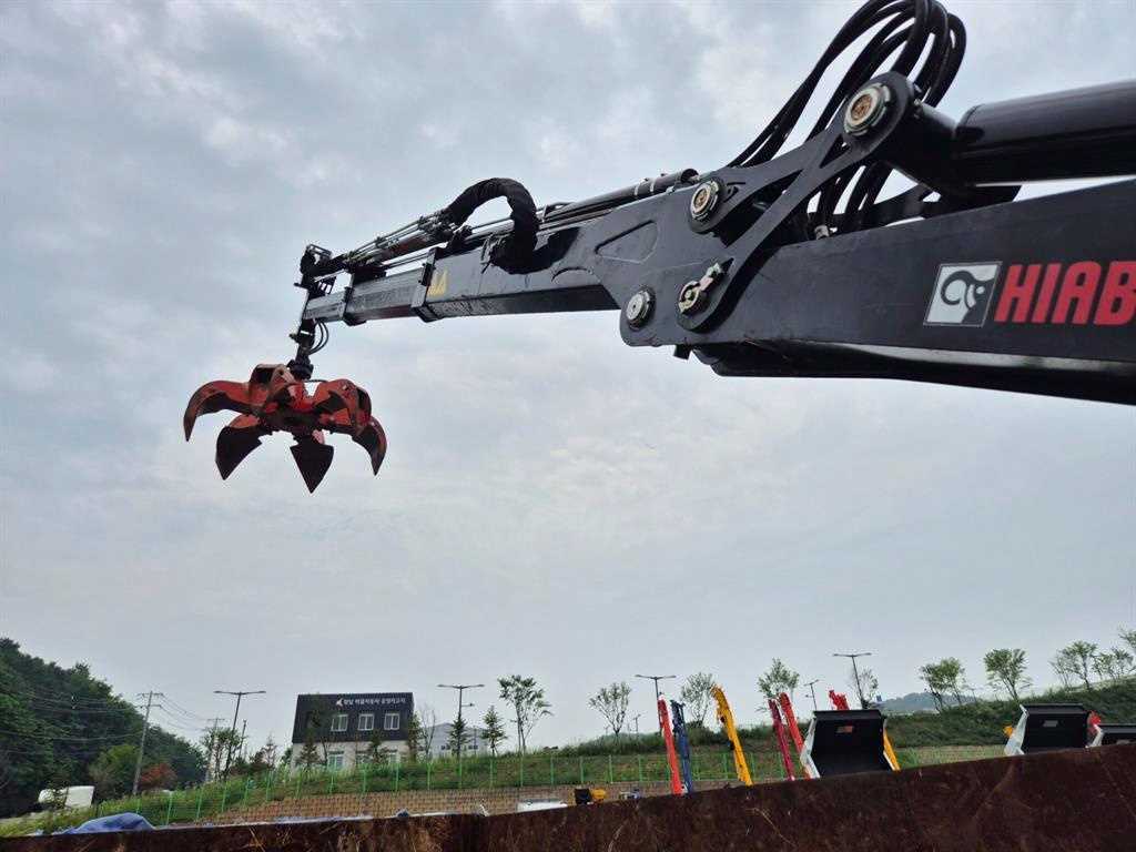 현대 마이티 3.5톤 집게차 2023년식 집게 버킷과 HIAB 글자