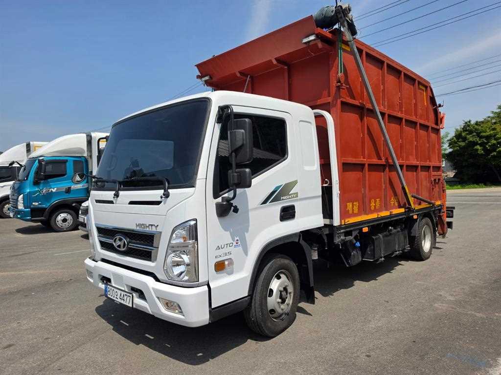 현대 마이티 3.5톤 집게차 2026년식 AUTO 배지 도어와 적갈색 적재함