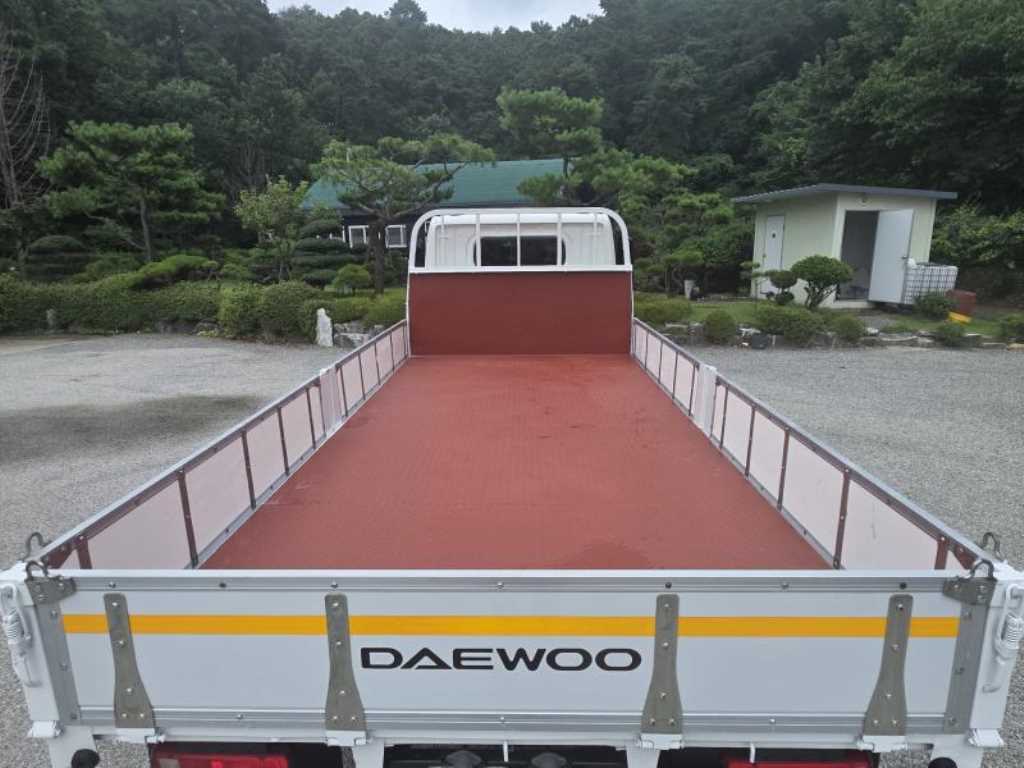타타대우 더쎈 3.5톤 카고 2023년식 적갈색 도장 바닥과 헤드가드 판넬