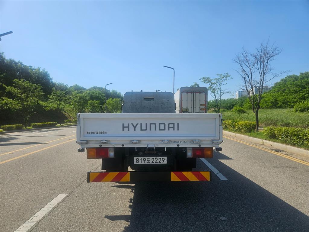 현대 마이티 3.5톤 카고 2017년식 뒷문 HYUNDAI 표기와 후부 반사판