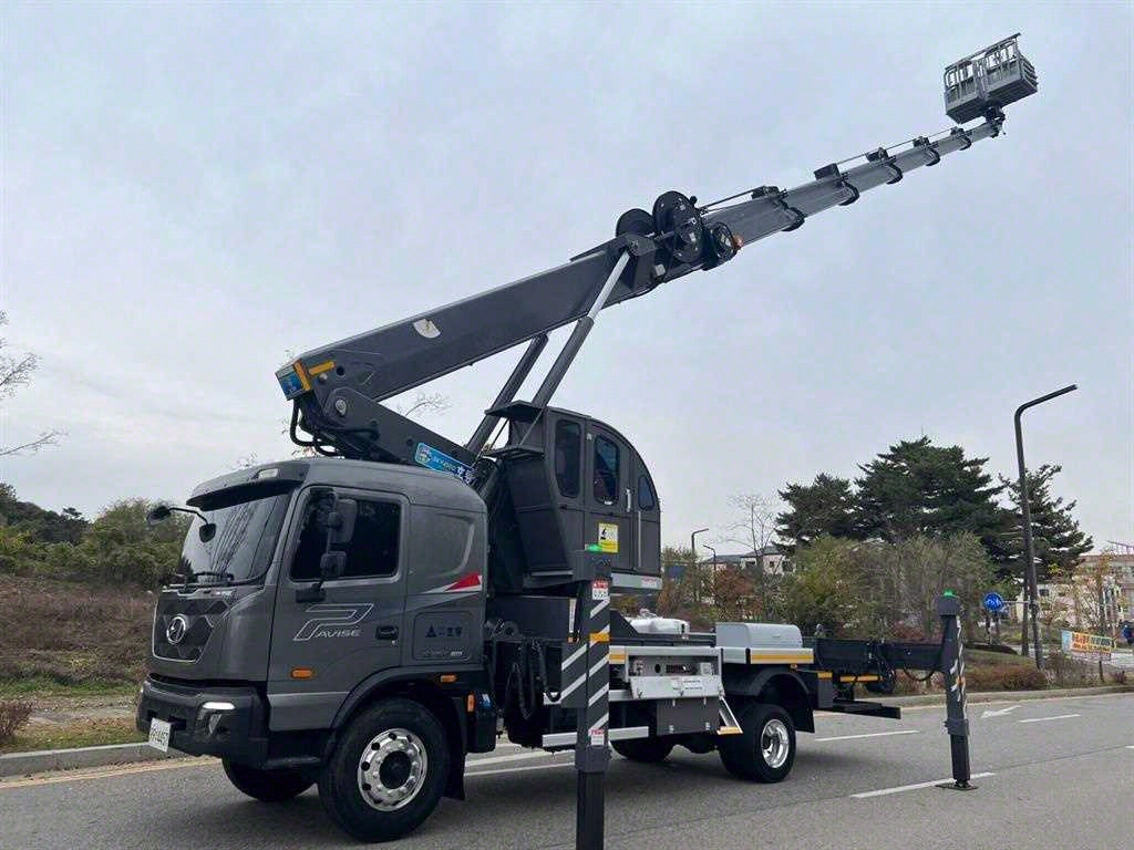 현대 파비스 5톤 고소작업차 2020년식 길게 뻗은 붐