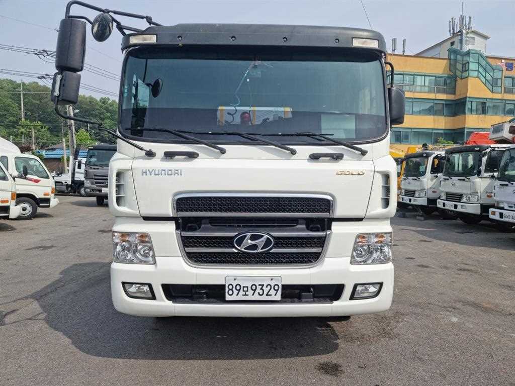 현대 메가트럭 와이드캡 5톤 셀프로더 2011년식 정면: 와이드캡 그릴