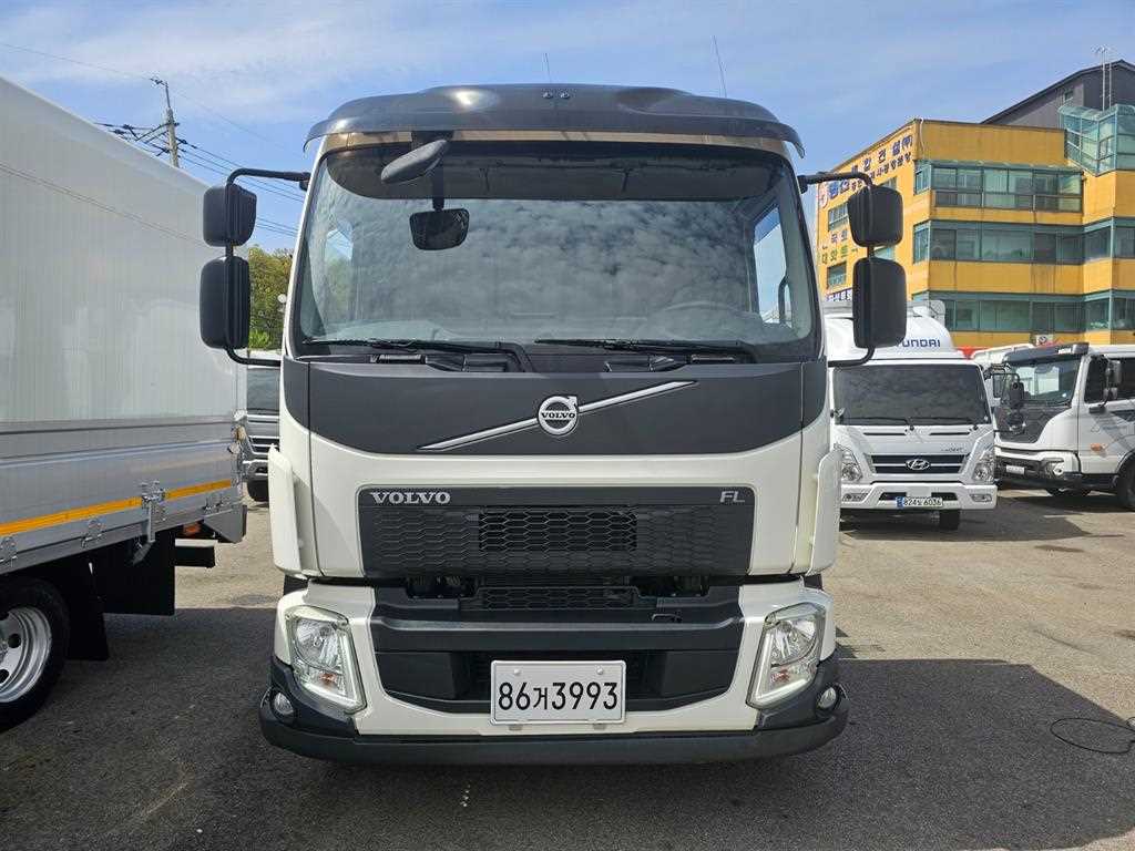 볼보 FL 5톤 암롤 2017년식 VOLVO 엠블럼 정면
