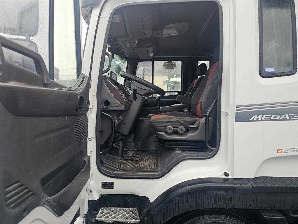 현대 메가트럭 5톤 윙바디 2010년식 운전석 문 안쪽 MEGA TRUCK, G250