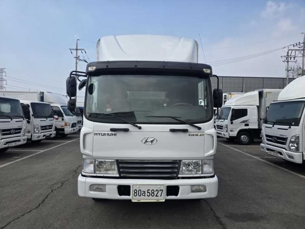 현대 메가트럭 5톤 윙바디 2011년식 HYUNDAI · GOLD 정면