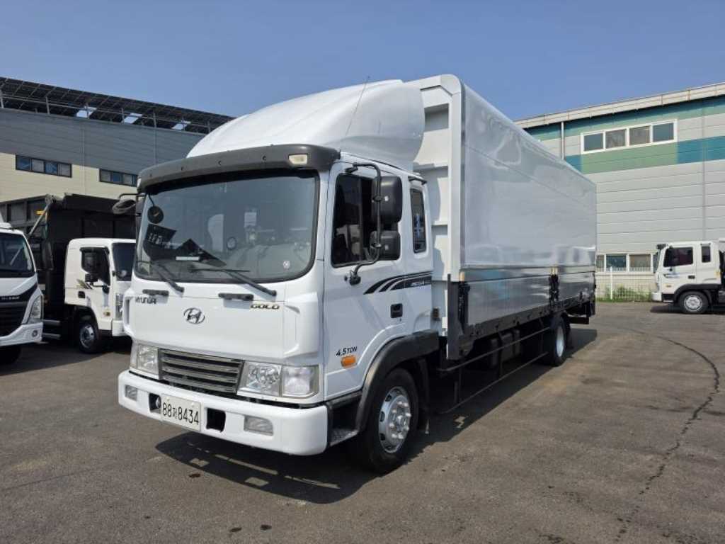 현대 메가트럭 5톤 윙바디 2013년식 HYUNDAI·GOLD 표기, 도어 4.5TON 배지