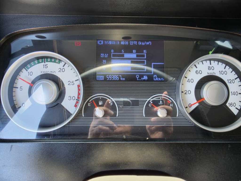 현대 메가트럭 5톤 윙바디 2013년식 계기판 593,867km