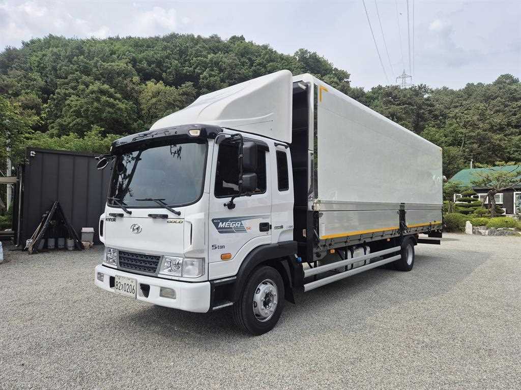 현대 메가트럭 5톤 윙바디 2019년식 운전석 쪽 전측면 MEGA · 5ton