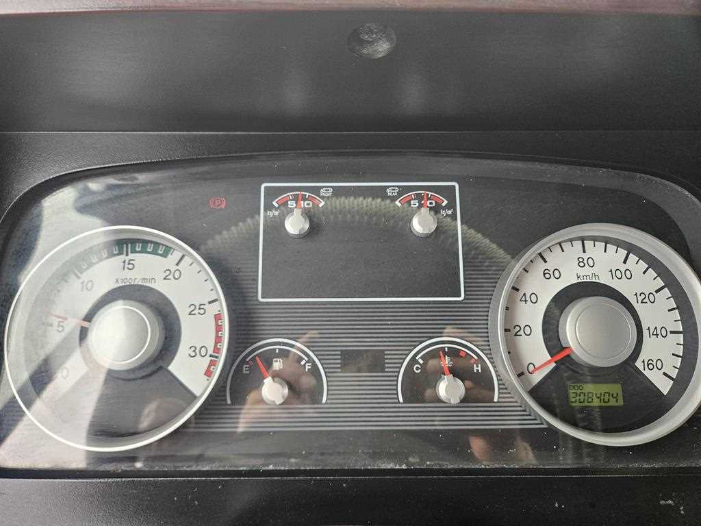 현대 메가트럭 5톤 윙바디 2010년식 계기판 표시 308,404km