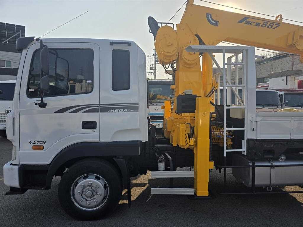 현대 메가트럭 5톤 카고크레인 2014년식 MEGA, 4.5TON 도어 표기와 노란 기둥