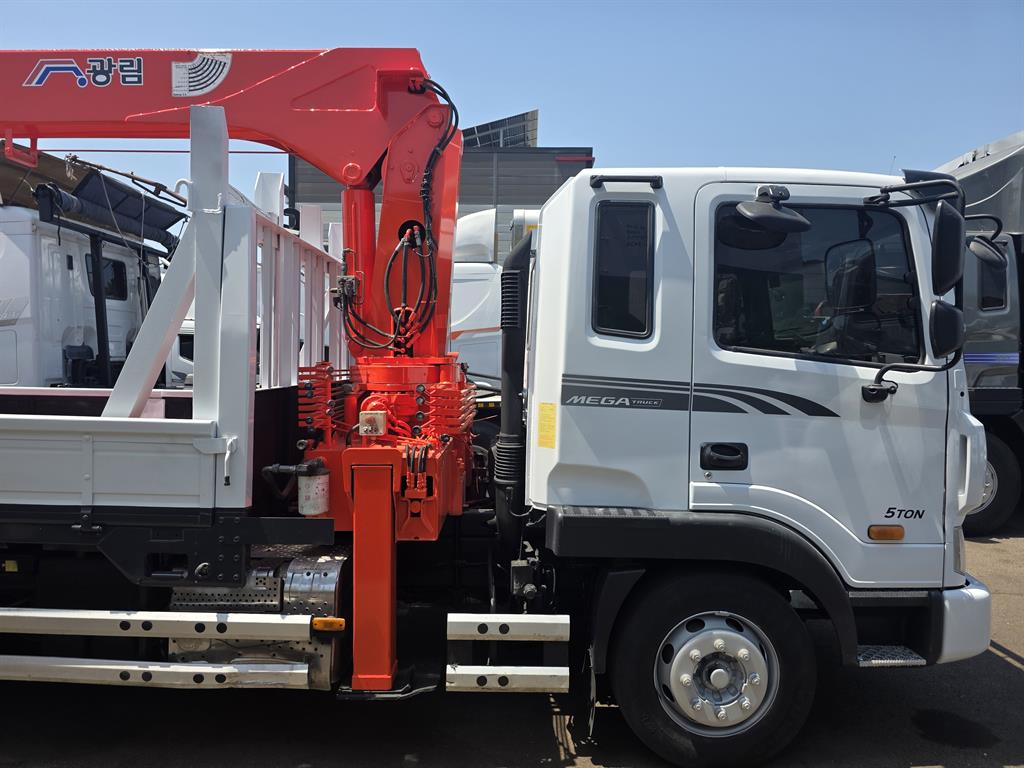 현대 메가트럭 5톤 카고크레인 2018년식 MEGA Truck 데칼과 5TON, 크레인 기둥