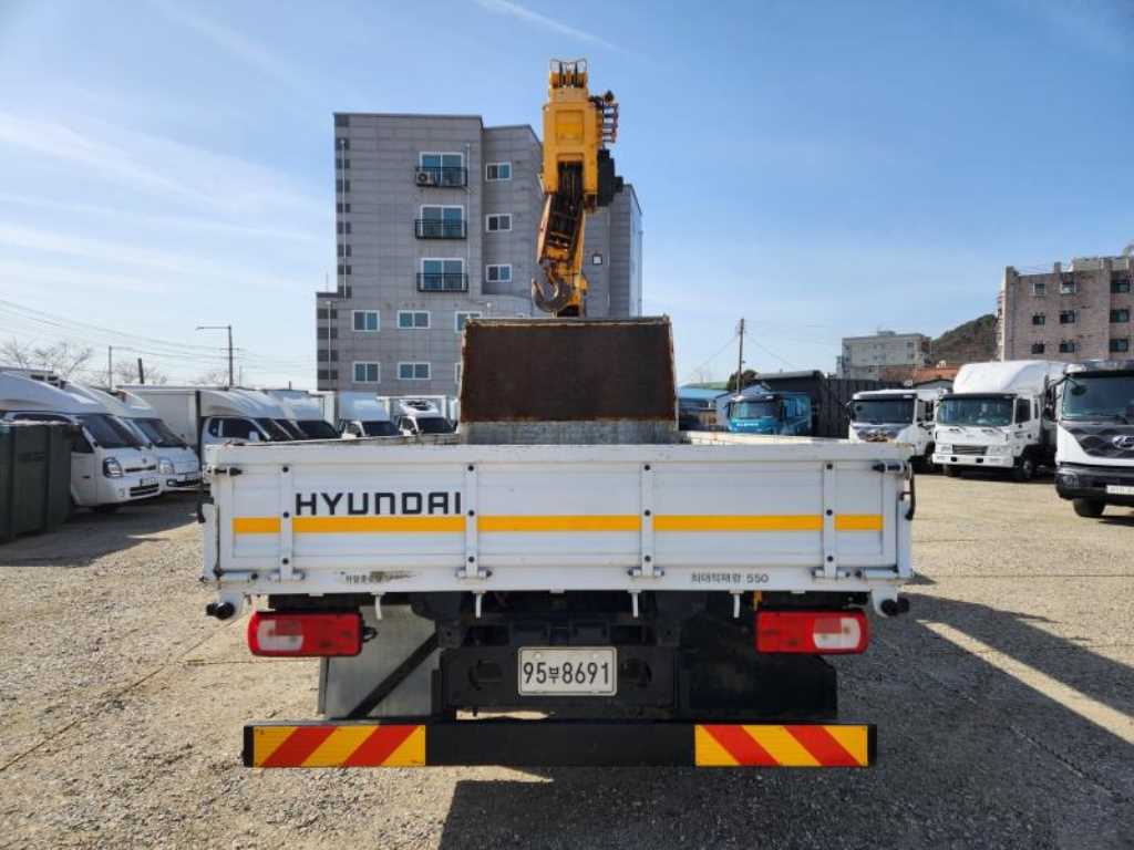 현대 파비스 5톤 카고크레인 2023년식 뒷문 HYUNDAI 글자와 반사띠