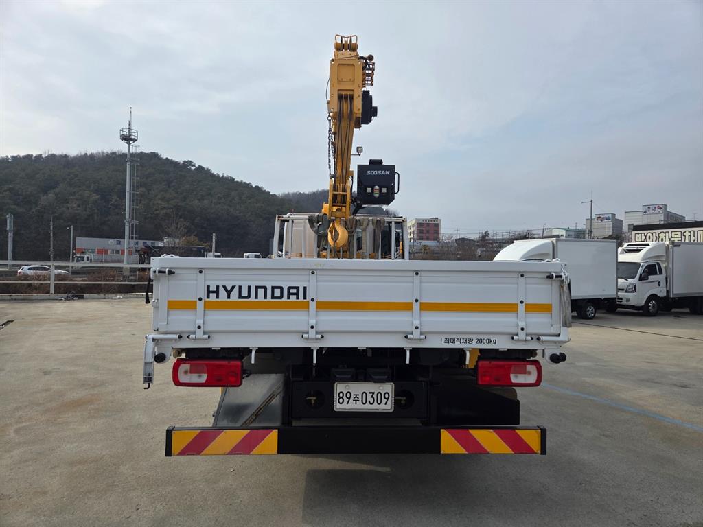 현대 파비스 5톤 카고크레인 2023년식 뒷문 2000kg 표기와 SOOSAN 탑시트