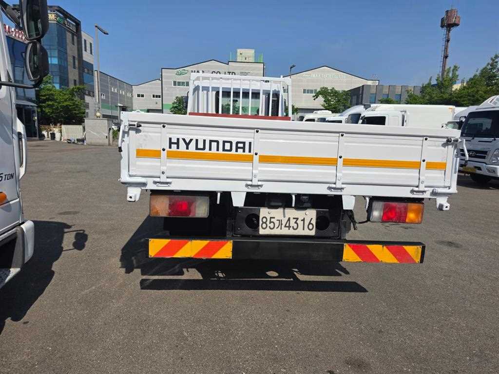 현대 메가트럭 5톤 카고 2007년식 후면 HYUNDAI 글자와 후부 반사판