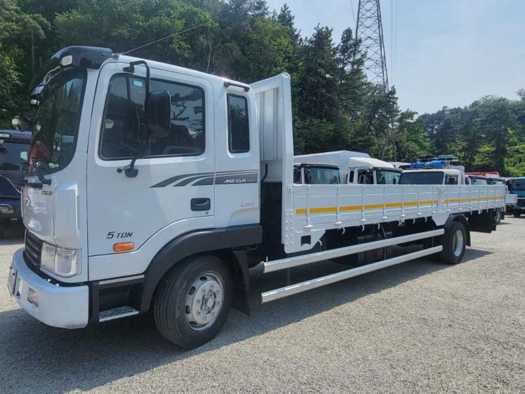 현대 메가트럭 5톤 카고 2008년식 MEGA 데칼 · 5TON · 노란 줄