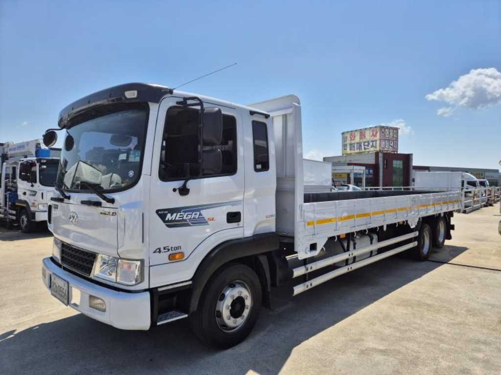 현대 메가트럭 5톤 카고 2019년식 운전석 쪽 앞모습 · New MEGA SL 배지, 4.5ton