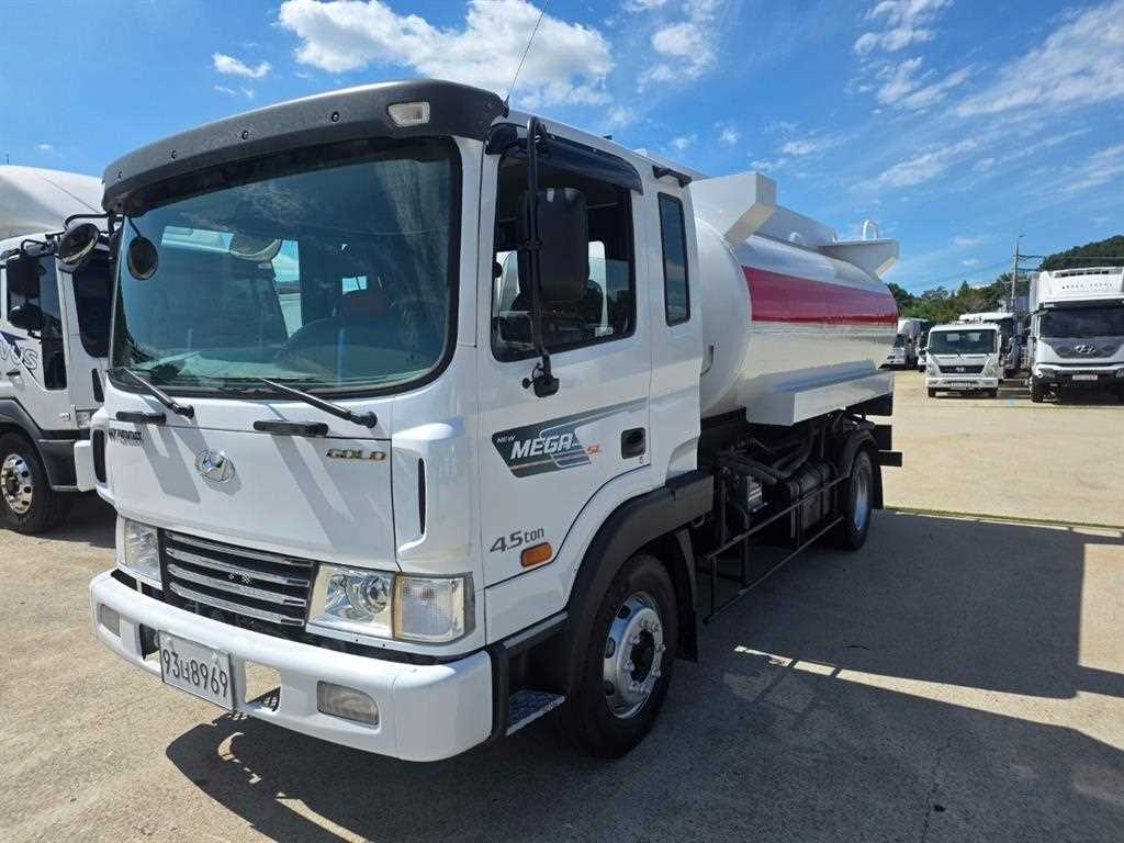 현대 메가트럭 5톤 탱크로리 2013년식 4.5ton 도어 표기