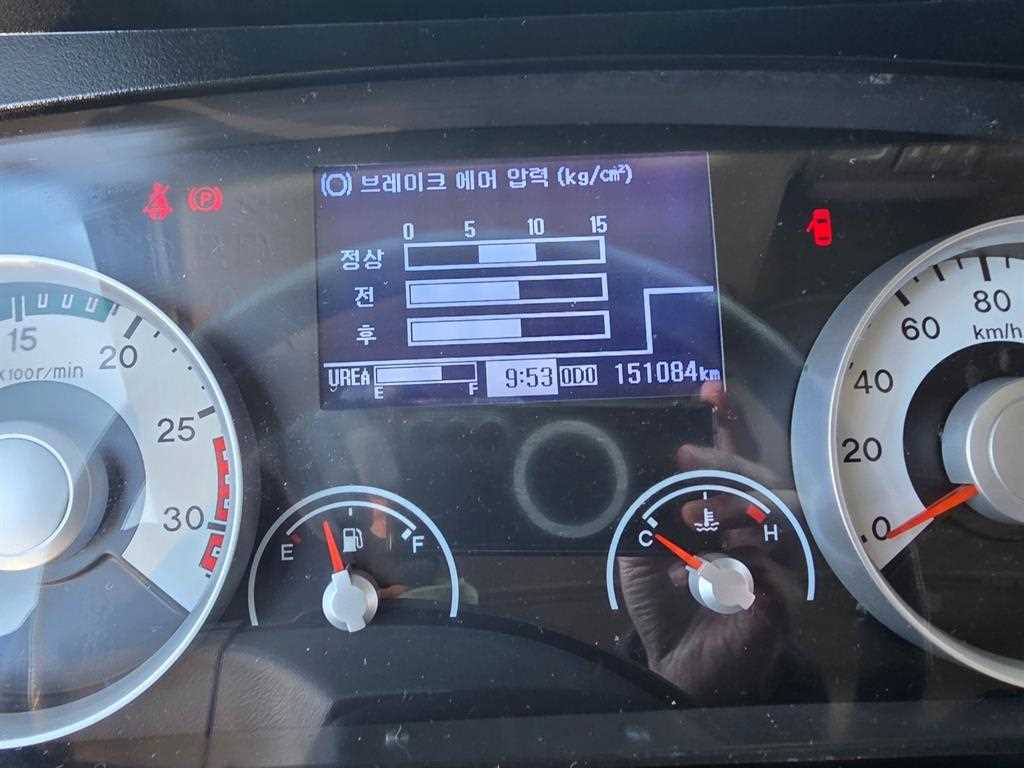 현대 메가트럭 5톤 탱크로리 2016년식 계기판 151,084km · 요소수 게이지