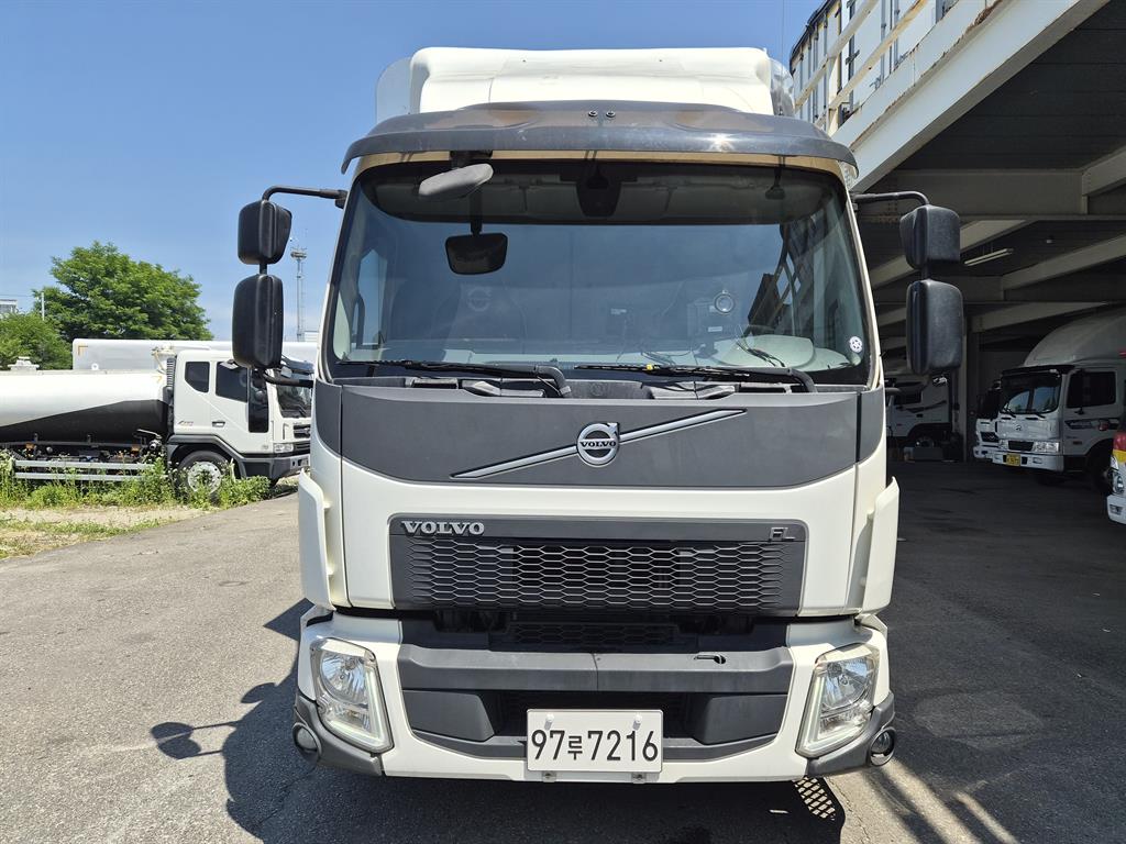 볼보 6.5톤 윙바디 2019년식 그릴의 VOLVO 표기