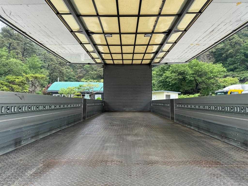 현대 파비스 8.5톤 윙바디 2020년식 무늬 철판 바닥, 옆 하단 구멍