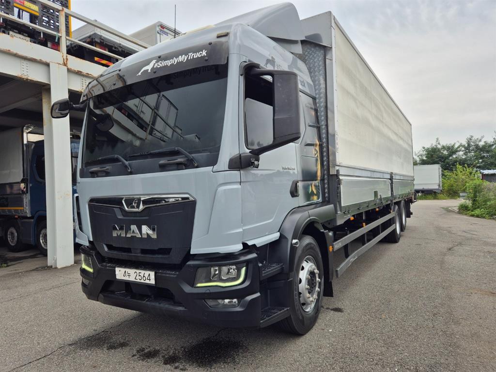 만(MAN) TGM 9.5톤 윙바디 2024년식 #SimplyMyTruck 문구와 사자 데칼