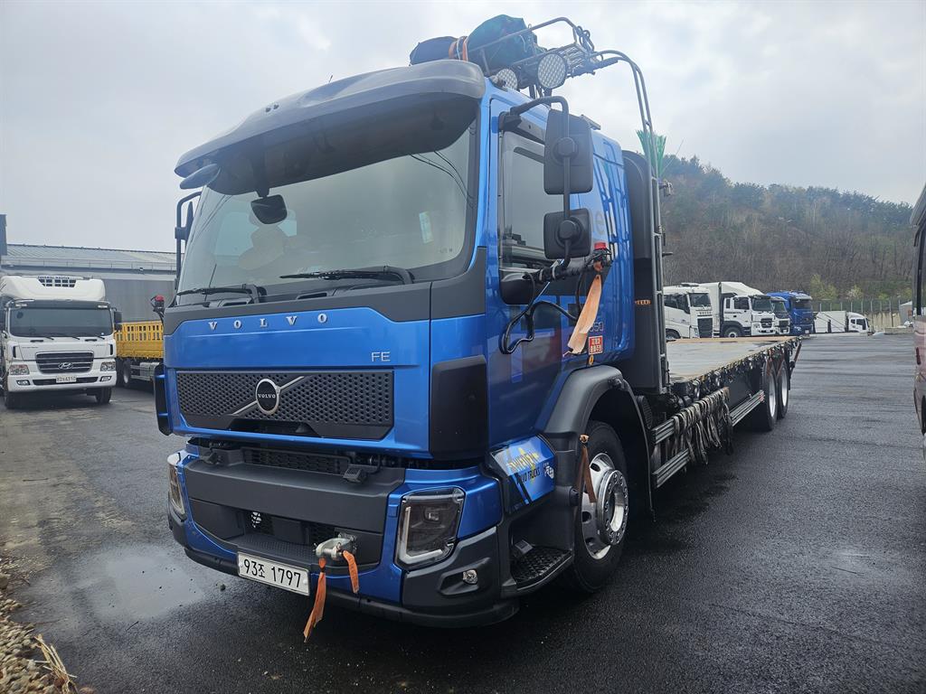 볼보 FE 9.5톤 카고 2025년식 정면 · 파란 캡에 VOLVO 그릴
